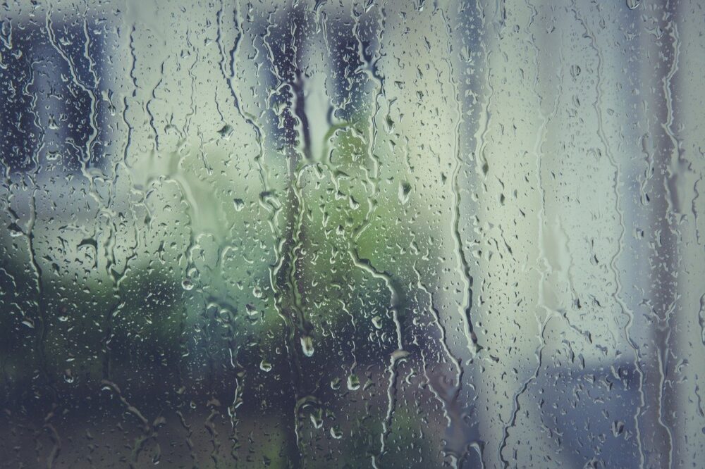 El invierno está por llegar y con el nuestros dolores de cabeza. Pues no hay mayor dolor de cabeza que tener problemas de humedades en casa, más aún cuando estás humedades empañan nuestras ventanas cada día. Por esta razón queremos ayudarte a saber qué hacer si hay humedades en la ventana.